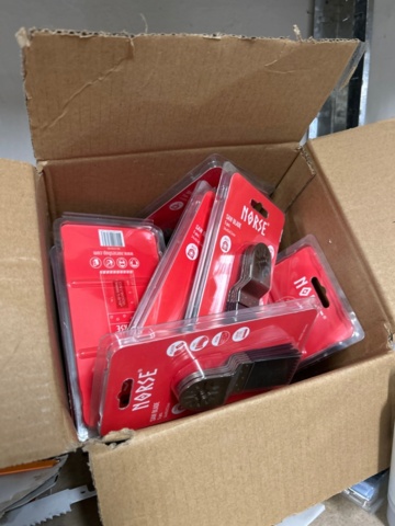 1410932-8 Parti med handverktyg, infästningsmaterial och lagerhyllor m.m