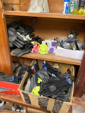 1410932-10 Parti med handverktyg, infästningsmaterial och lagerhyllor m.m