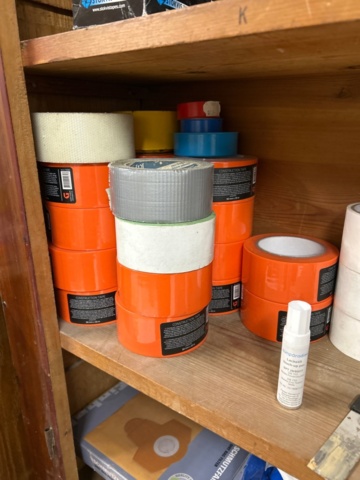 1410932-11 Parti med handverktyg, infästningsmaterial och lagerhyllor m.m