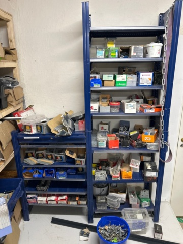 1410932-12 Parti med handverktyg, infästningsmaterial och lagerhyllor m.m