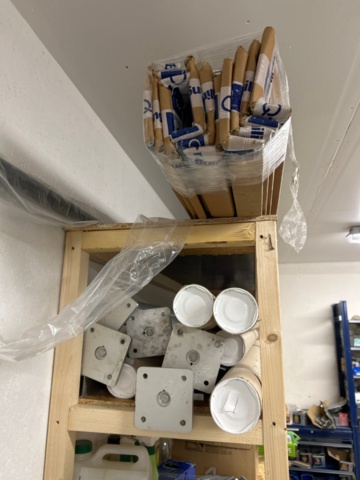 1410932-16 Parti med handverktyg, infästningsmaterial och lagerhyllor m.m