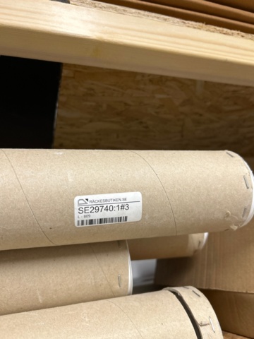 1410932-17 Parti med handverktyg, infästningsmaterial och lagerhyllor m.m