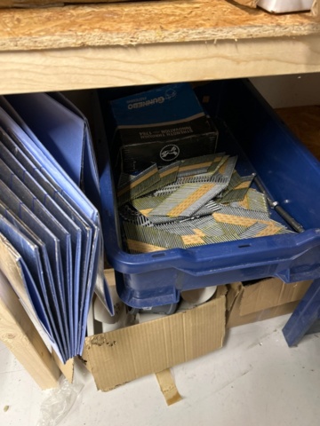 1410932-18 Parti med handverktyg, infästningsmaterial och lagerhyllor m.m