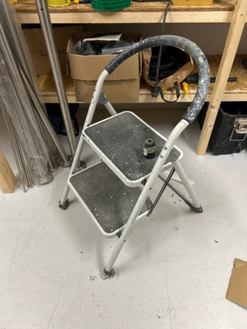 1410932-19 Parti med handverktyg, infästningsmaterial och lagerhyllor m.m