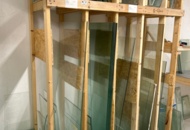 1410934 Samling med diverse glaspartier och glasställ