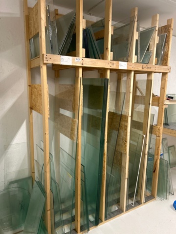 1410934-1 Samling med diverse glaspartier och glasställ