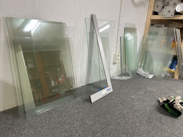 1410934-2 Samling med diverse glaspartier och glasställ