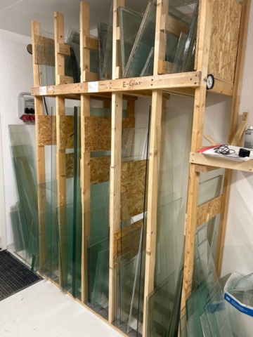 1410934-3 Samling med diverse glaspartier och glasställ