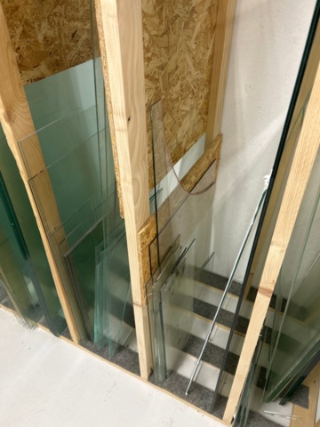 1410934-4 Samling med diverse glaspartier och glasställ