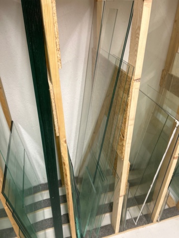 1410934-5 Samling med diverse glaspartier och glasställ