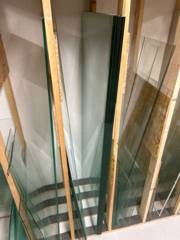 1410934-6 Samling med diverse glaspartier och glasställ