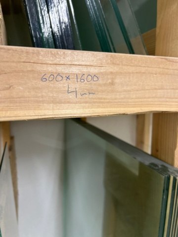 1410934-8 Samling med diverse glaspartier och glasställ