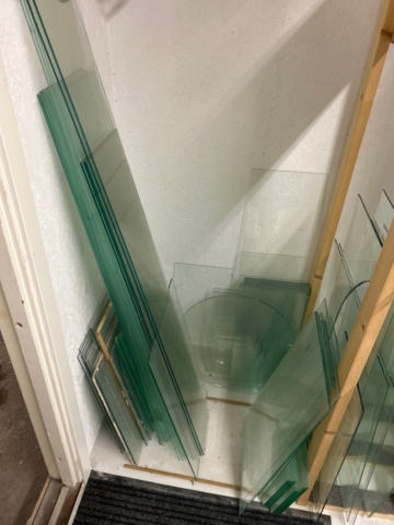 1410934-9 Samling med diverse glaspartier och glasställ