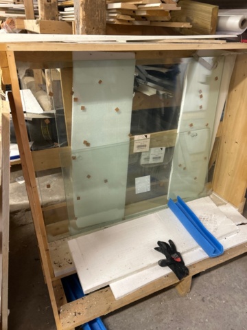 1410934-10 Samling med diverse glaspartier och glasställ