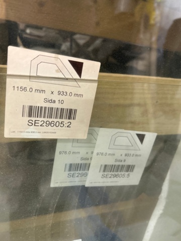 1410934-11 Samling med diverse glaspartier och glasställ