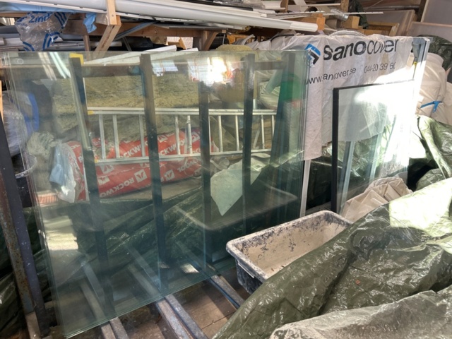 1410934-12 Samling med diverse glaspartier och glasställ