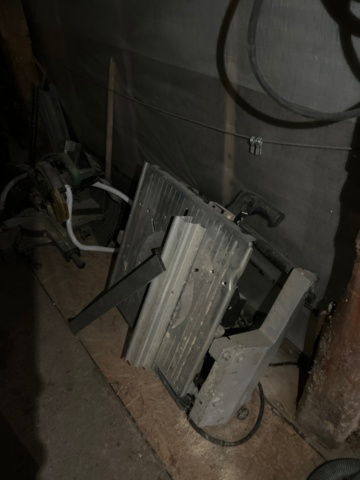 1410932-22 Parti med handverktyg, infästningsmaterial och lagerhyllor m.m