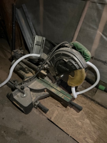 1410932-23 Parti med handverktyg, infästningsmaterial och lagerhyllor m.m