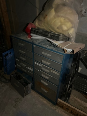 1410932-20 Parti med handverktyg, infästningsmaterial och lagerhyllor m.m