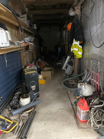 1410932-21 Parti med handverktyg, infästningsmaterial och lagerhyllor m.m