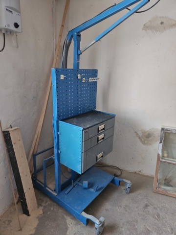 1410942-16 Window renovation workstation