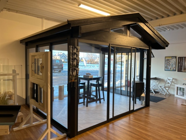 1410959-1 Uterum med trästomme och glaspartier - Visningsexemplar