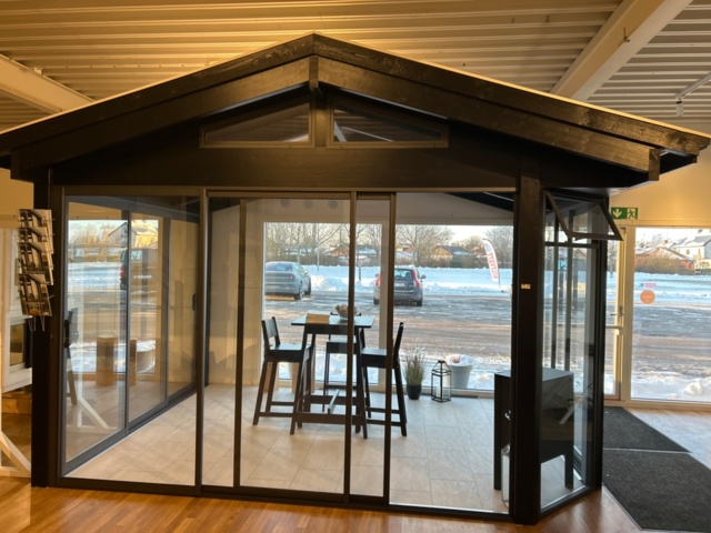 1410959-3 Uterum med trästomme och glaspartier - Visningsexemplar