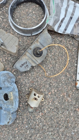 1481450-79 Chrysler Imperial Crown convertible 1961 reparationsobjekt