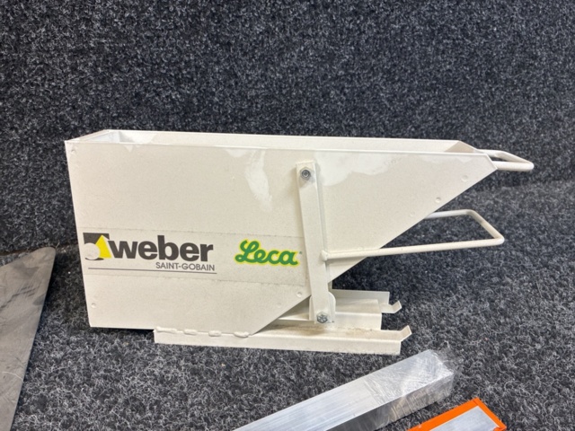 1481623-2 Masonry tools & varnish stain