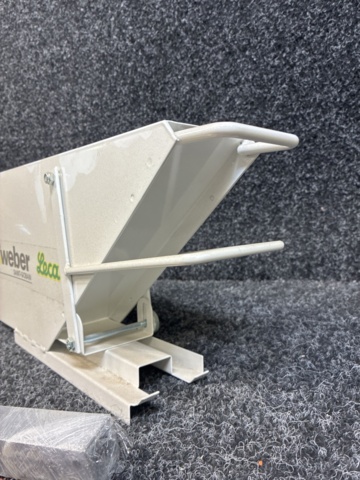 1481623-3 Masonry tools & varnish stain