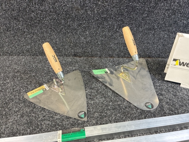 1481623-5 Masonry tools & varnish stain