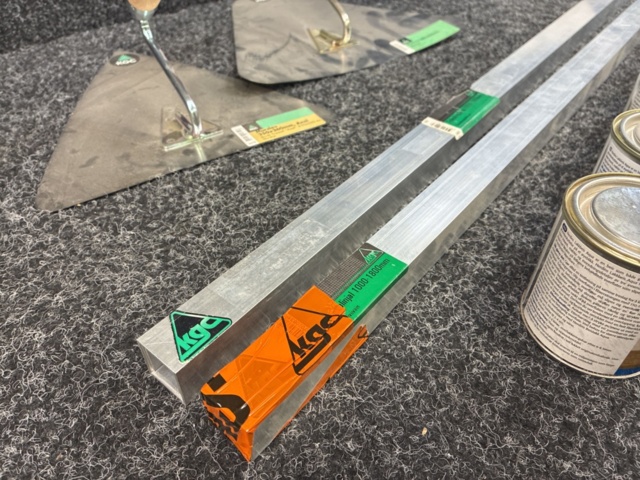 1481623-9 Masonry tools & varnish stain