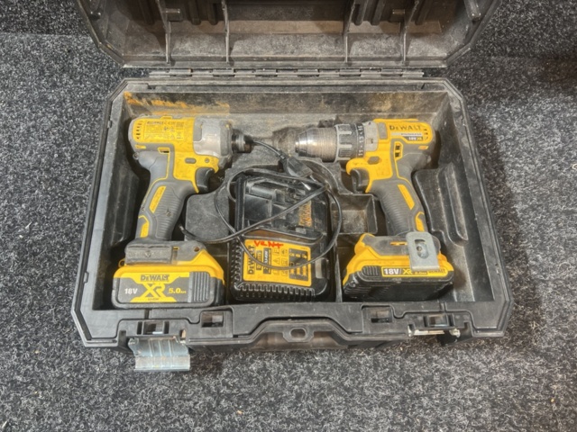 1431724-1 Screwdriver and drill with accessories - DeWalt