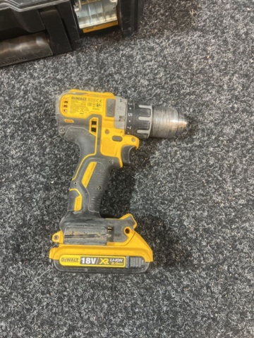 1431724-2 Screwdriver and drill with accessories - DeWalt