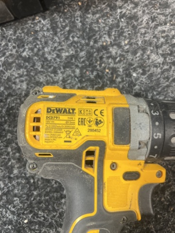 1431724-3 Screwdriver and drill with accessories - DeWalt