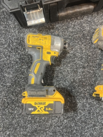 1431724-4 Screwdriver and drill with accessories - DeWalt