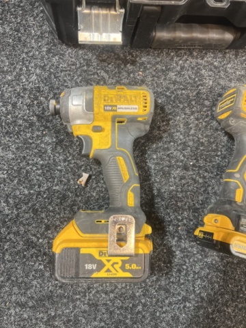 1431724-5 Screwdriver and drill with accessories - DeWalt