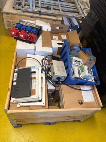 1469070-2 Parti med diverse el-utrustning och solcellskomponenter