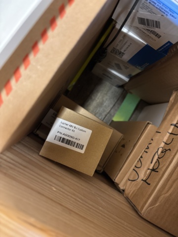 1469070-4 Parti med diverse el-utrustning och solcellskomponenter