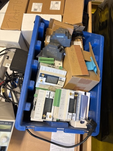 1469070-6 Parti med diverse el-utrustning och solcellskomponenter