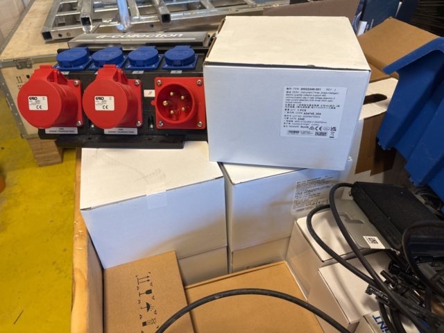 1469070-8 Parti med diverse el-utrustning och solcellskomponenter