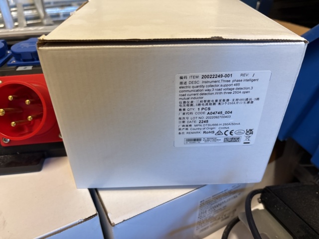 1469070-9 Parti med diverse el-utrustning och solcellskomponenter