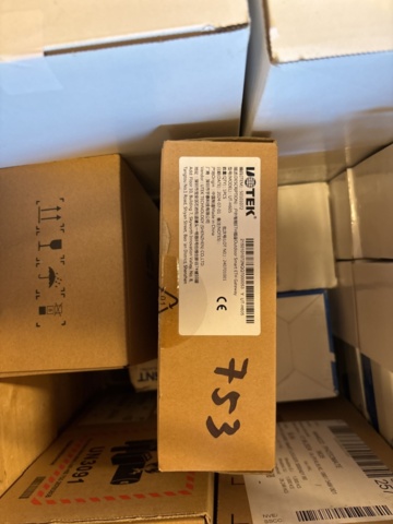 1469070-10 Parti med diverse el-utrustning och solcellskomponenter