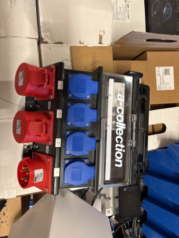 1469070-12 Parti med diverse el-utrustning och solcellskomponenter