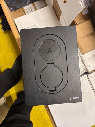 1469070-14 Parti med diverse el-utrustning och solcellskomponenter