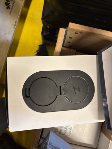 1469070-17 Parti med diverse el-utrustning och solcellskomponenter