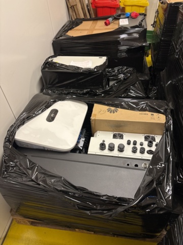 1469070-18 Parti med diverse el-utrustning och solcellskomponenter