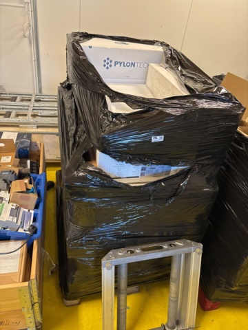 1469070-20 Parti med diverse el-utrustning och solcellskomponenter