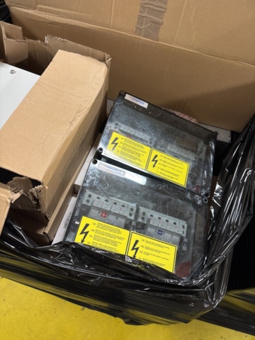 1469070-24 Parti med diverse el-utrustning och solcellskomponenter