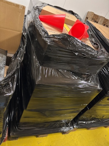 1469070-26 Parti med diverse el-utrustning och solcellskomponenter